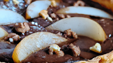 Tarte au chocolat, poudre de noisettes et poires