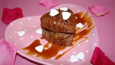 Petit cœur aux noisettes, ganache poivrée au gianduja, et caramel de passion