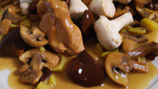Chapon aux marrons et girolles