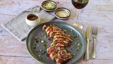 Tataki de magret de canard du Sud-Ouest au gingembre et au sésame