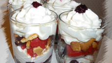 Verrines toutes fraîches et légères au sorbet fraise (maison)