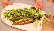 Tarte fine aux asperges, noisettes et oignons nouveaux