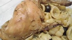 Lapin en fricassee à l'ail et aux olives