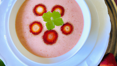 Soupe au fraises au vin mousseux rosé