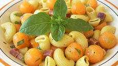 Pâtes fraîcheur au melon, jambon de Parme et basilic