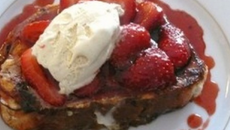 Gâche vendéenne cloutée au chocolat et fraises caramélisées