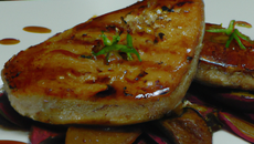 Escalope de foie gras de canard à la plancha, réduction de pineau rouge et gingembre