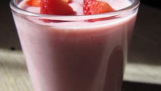 Fraises au lait de coco et dattes