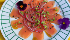 Carpaccio de Saumon au Caramel d'Hibiscus