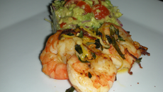 Crevettes au basilic à la crème d'avocat
