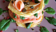 Milles feuilles de saumon fumé et st jacque , sauce parfumé aux baies rose