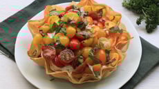 Tarte à la tomate et fromage frais en feuilles de brick