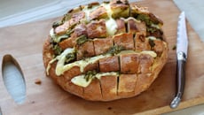 Pain apéro à effeuiller pesto et Cantal