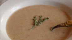 Soupe à l'ail et à la sauge