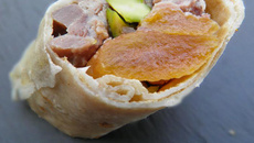 Bouchées "coin-coin": Roulés de confit de canard en crêpe de pain d'épice, gourmandises sucré-salées