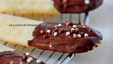 Langue de chat garnie de chocolat