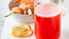 Freix Scarlett et ses brochettes de crevettes à l'ail et au citron