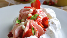 Vacherin express à la glace Carte d'Or® façon glacier fraise et morceaux de meringue