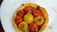 Tartelettes tomates, ail, moutarde et basilic
