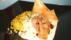 Canard accompagné de samoussas et de sauce foie gras avec une fine purée de petits pois ! Pour 5