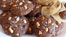 Cookies fleur de sel et ganache de chocolat noir aux cacahuètes