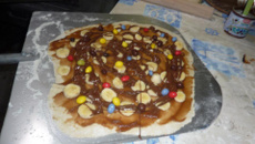 Pizza sucrée marron et chocolat