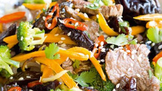 Bœuf sauté aux pruneaux et à la coriandre