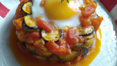 Œuf poché sur lit de ratatouille