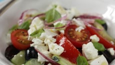 Salade grecque à la bûchette de chèvre affinée