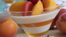 Verrine abricotine sur lit de fruits rouges