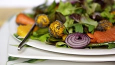 Salade contrastes en Harmonie aux agrumes, billes de fromage épicées et noix de St Jacques