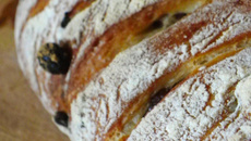 Pain de campagne pétri à la main aux noisettes et raisins