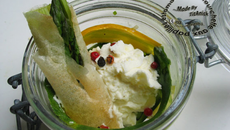 Verrines de languettes courgettes à l'oignon vert et citron, crème de fêta et brick d'asperge au vert d'ail frais