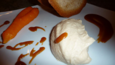 Carottes glacées à l'Orange, Quenelle de Mousse à la Pomme et Caramel Beurre Salé, Tuile à la Cannelle