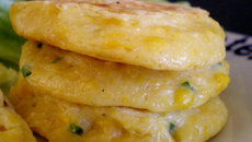 Galette de maïs, ciboulette et parmesan