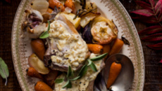 Côte de porc avec Quinola aux légumes rôtis, aux pommes et au cidre