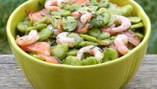 Salade de fèves au saumon fumé et aux crevettes