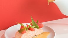 Pavé de saumon poché aux pamplemousses de Floride, soja et pois gourmands.