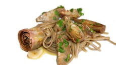 Artichauts sur pâtes au pesto