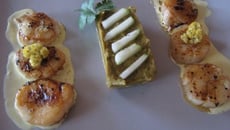 Sablé à la poudre 'serenissima', purée d'aubergine à l'indienne, pommes granny croquantes à l'huile de pépins de cumbava, coquilles Saint-Jacques au 'poivre la luna', émulsion et