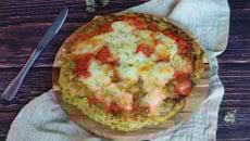 Pizza de courgettes sans pâte farcie à la mozzarella