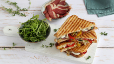 Croque monsieur au Magret de Canard fumé, légumes rôtis et fromage de chèvre