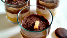 Verrines à la mousse au chocolat au lait compote de pomme et biscuits