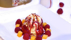 Brioche perdue, crème glacée Carte d'Or® façon glacier vanille et noix de pécan, coulis de fruits rouges, framboises et mangue