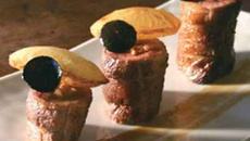 Tournedos d'oie fourré et rôti au foie gras, jus-sauce Périgueux, ovalines de pommes soufflées