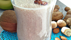 Recette de smoothie sans sucre au lait : noix de coco, amandes, dattes, banane