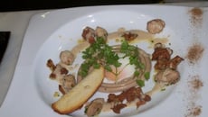 Poêlée de sot l'y laisse aux girolles, spirale de spaghettis aux châtaignes, l'œuf cuit en basse température