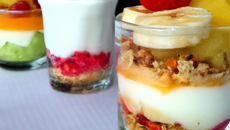 Verrine matinale : fruits frais, yaourt de qualité et granola au choix :