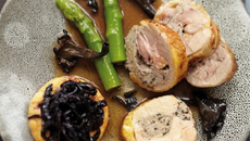 Emincé de dodine de pintade farcie aux trompettes de la mort, tatin d'oignons et ses pointes d'asperges