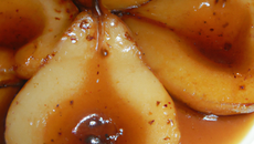 Tendres poires en sauce épicée